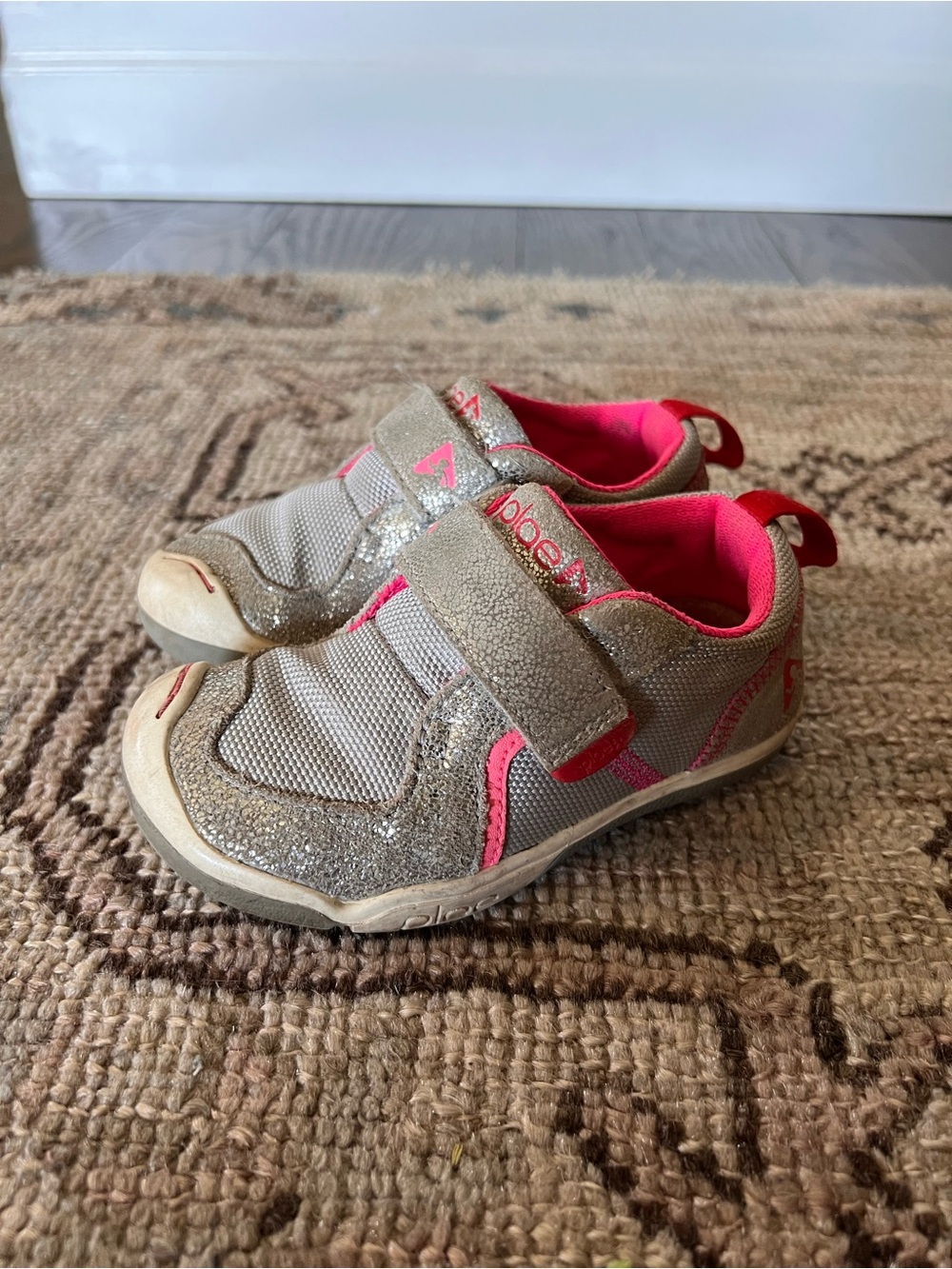 PLAE Ty Girls' Silver Sneakers with Pink Accents Size 7.5